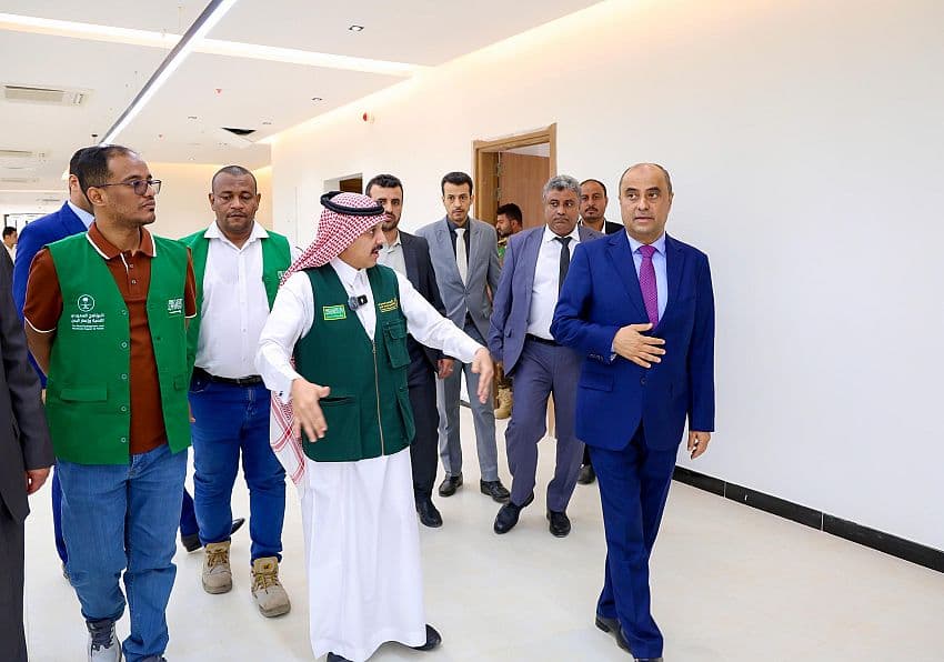 رئيس الوزراء يطلع على الترتيبات النهائية لافتتاح مشروع مبنى رئاسة الوزراء بعدن